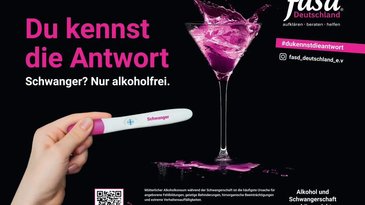 Schwangerschaftstest zeigt positiv. Ein Glas mit pinkem Spritzer. Die Botschaft: Alkohol und Schwangerschaft gehören nicht zusammen.