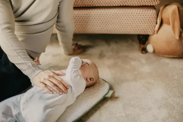Ein Baby mit verstopfter Nase nachts zu beruhigen, kann schwierig sein. Hier sind Hausmittel, die helfen können.